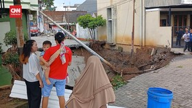 VIDEO: Banjir Semarang, Jalan Perumahan Permata Puri Ngaliyan Ambrol