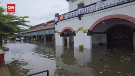 VIDEO: Stasiun Tawang Banjir, Penumpang Dialihkan ke Stasiun Poncol