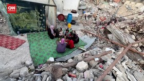 VIDEO: Keluarga di Gaza Buka Puasa di Tengah Reruntuhan Rumah