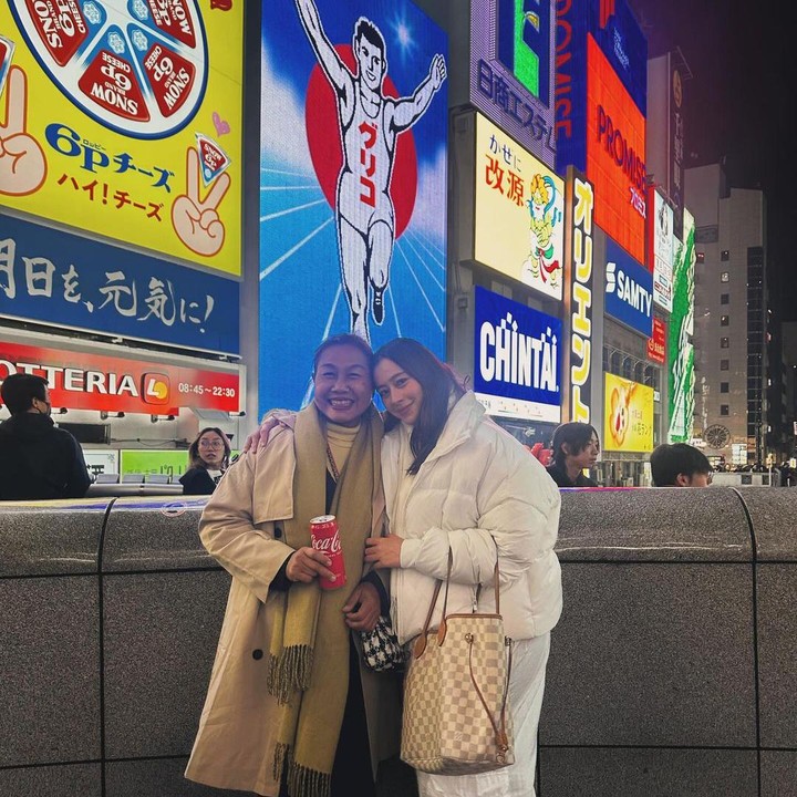 <p>Tidak ditemani sang suami, ternyata Laura berlibur bersama sang Bunda. Pemilik nama lengkap Ni Made Laura Theux ini membagikan fotonya saat sedang berpose di Dōtonbori, salah satu destinasi wisata di kota Osaka. (Foto: Instagram @laura_theux).</p>