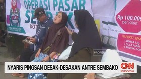 VIDEO: Nyaris Pingsan Desak-Desakan Antre Sembako
