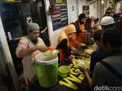 Masjid di Surabaya Ini Sediakan Takjil dan Berbagai Menu Buka Puasa Gratis