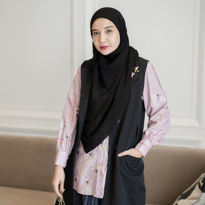 <p>Zaskia Sungkar juga memainkan padu padan<em> patterned shirt</em> dengan <em>outer</em> panjang. Ia kemudian memadukannya bersama rok plisket hitam agar terlihat senada. (Foto: Instagram @zaskiasungkar15)</p>