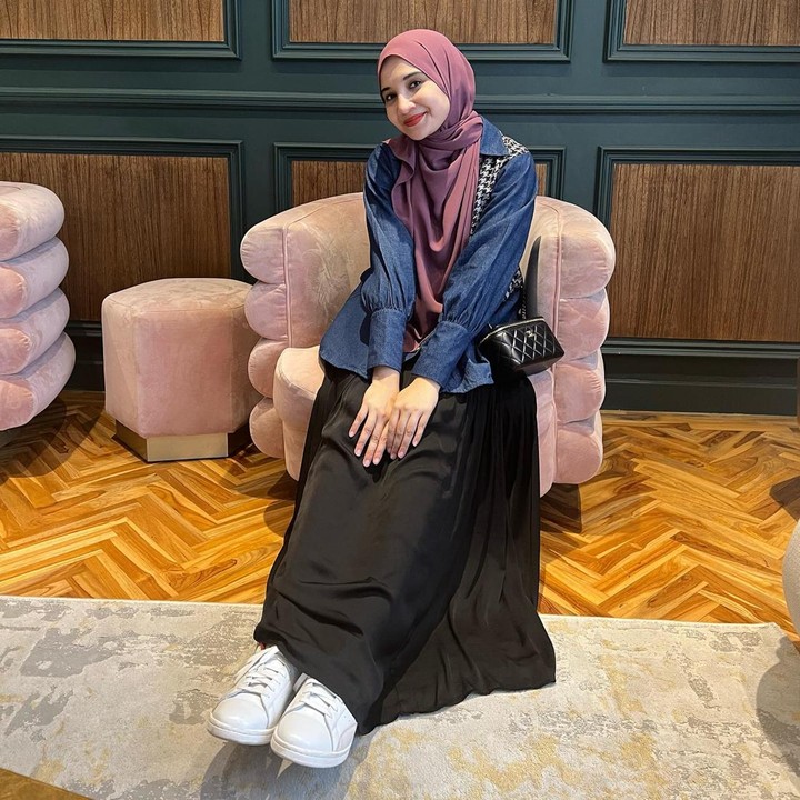 <p>Zaskia Sungkar banyak menampilkan potret OOTD di laman media sosialnya. Bunda satu anak ini selalu tampil <em>stylish</em> dengan gaya kekinian. Meski tampil santai dengan memakai <em>denim shirt</em> dan rok polos, Zaskia tetap terlihat kece ya? Tampilan ini sangat cocok digunakan di acara kasual, Bunda. (Foto: Instagram @zaskiasungkar15)</p>