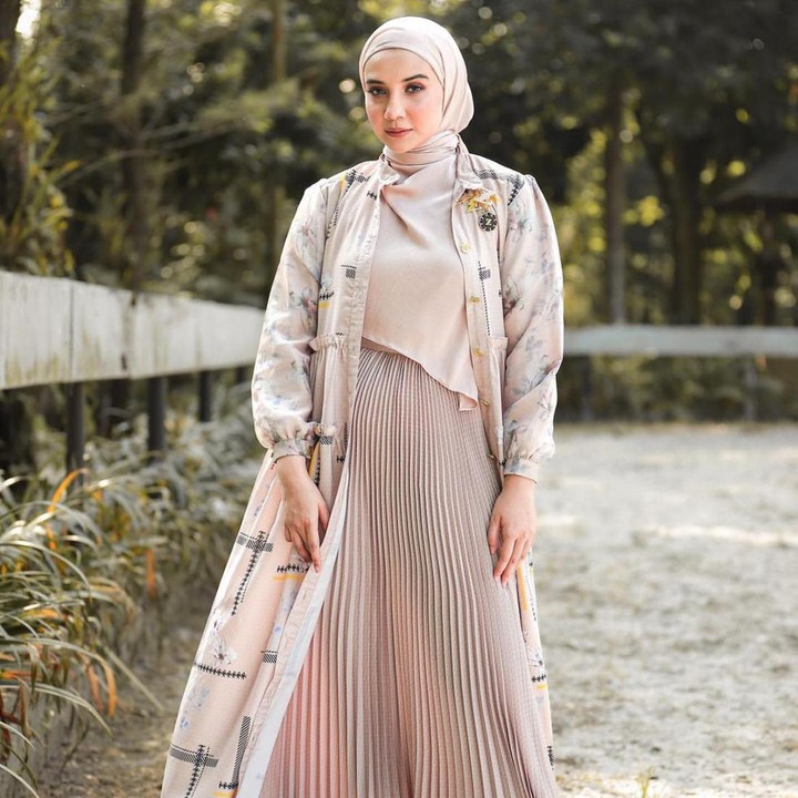 <p>Untuk tampilan Idul Fitri yang anggun, Bunda bisa tiru padu padan Zaskia berikut ini. Istri Irwansyah mengenakan <em>blouse</em> dan rok plisket berwarna <em>beige.</em> Ia memberikan sentuhan elegan lewat <em>outer</em> panjang yang bercorak abstrak. Jangan lupa pilih sepatu favorit Bunda, misalnya<em> clog heels</em> seperti yang dikenakan Zaskia. (Foto: Instagram @zaskiasungkar15)</p>