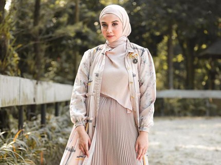 5 Potret OOTD Zaskia Sungkar, Anggun Bisa Jadi Inspirasi Outift Bukber hingga Baju Lebaran