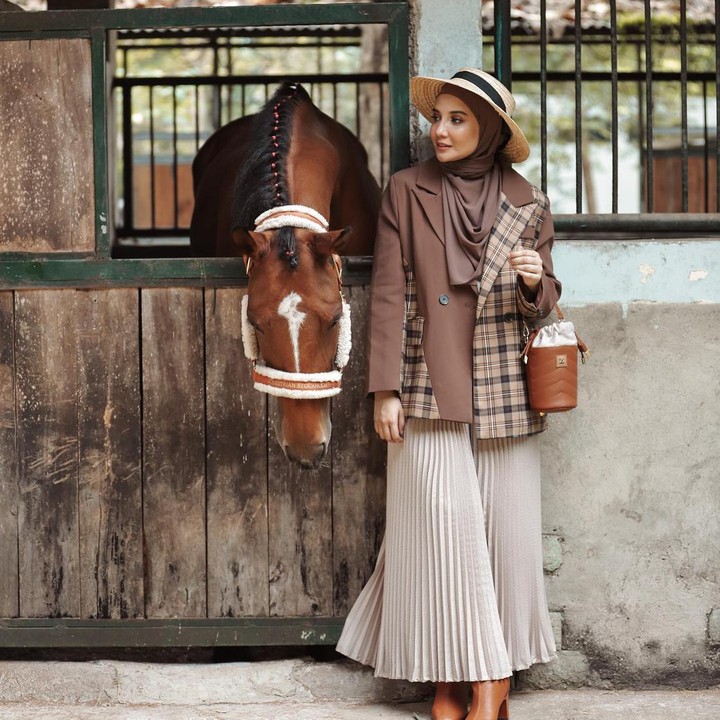 <p>Zaskia gemar tampil <em>stylish</em> di berbagai kesempatan, termasuk ketika ia bermain di stable tempatnya latihan berkuda. Ia menciptakan gaya <em>vintage</em> lewat <em>plaid blazer</em> yang dipadukan bersama rok plisket serta topi pada hijabnya. (Foto: Instagram @zaskiasungkar15)</p>