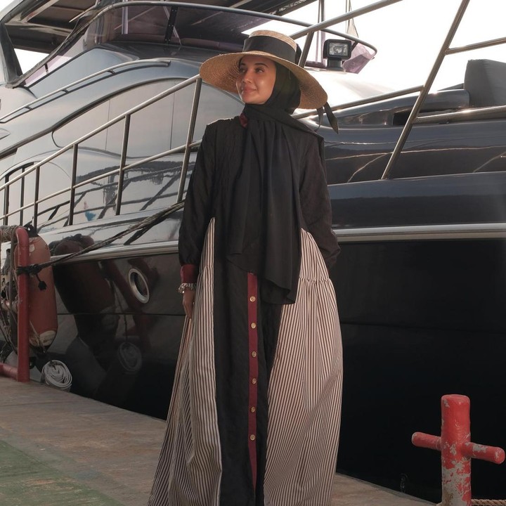 <p>Bunda yang punya rencana buka bersama di tempat bernuansa tropis bisa tiru gaya Zaskia yang satu ini. Ia memakai gamis modern beraksen kancing dan pashmina. Tak lupa, ia memakai topi lebar untuk sentuhan<em> beach-look.</em> (Foto: Instagram @zaskiasungkar15)</p>