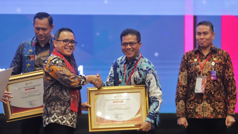 Bupati Bandung, Dadang Supriatna menerima penghargaan dari Kementerian Pendayagunaan Aparatur Negara dan Reformasi Birokrasi