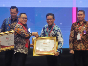 Penuhi Kebutuhan ASN, Bupati Bandung Terima Award dari KemenPan-RB