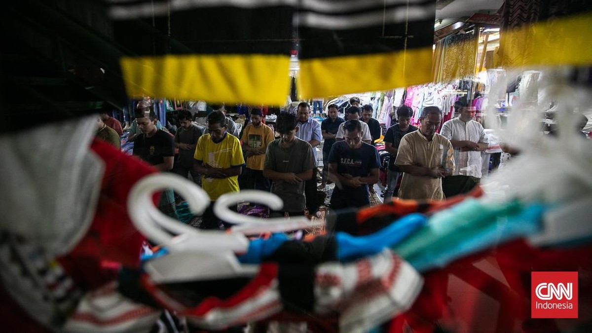 FOTO: Salat Jumat di Tengah Ramah Geliat Pasar Tanah Abang