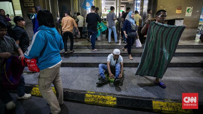 FOTO: Salat Jumat di Tengah Ramah Geliat Pasar Tanah Abang