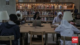 FOTO: Serunya <i>Ngabuburit</i> Sambil Membaca di Perpustakaan