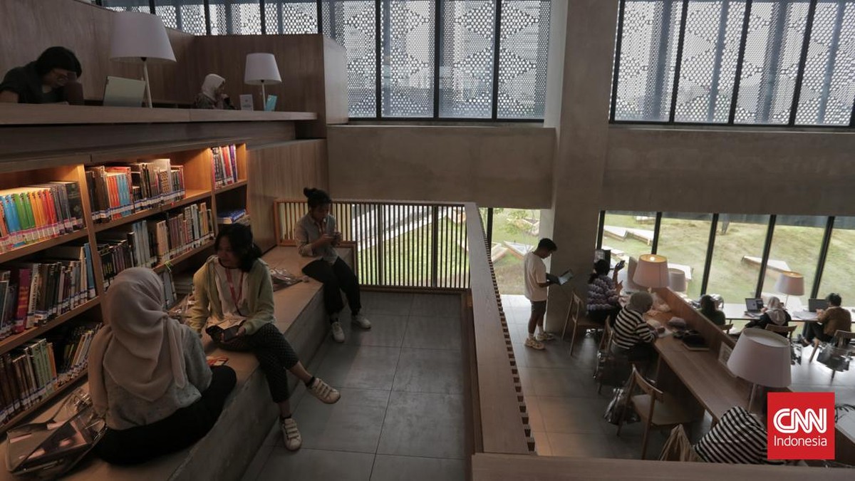 FOTO: Serunya Ngabuburit Sambil Membaca di Perpustakaan