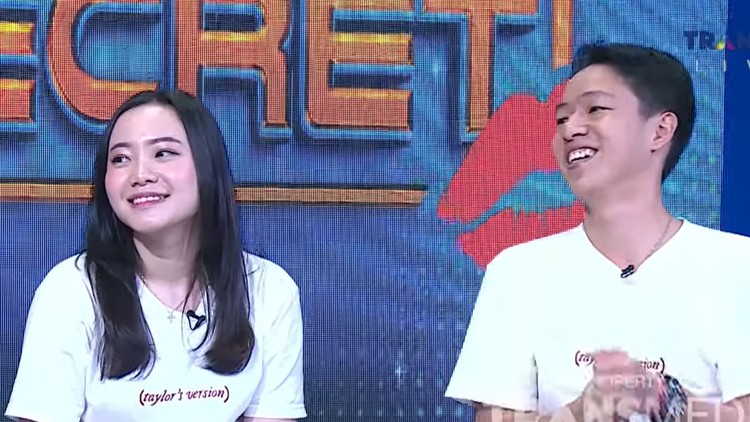 Angela dan Rian Pasangan RI yang Viral di Konser Taylor Swift Singapura Angela dan Rian Pasangan RI yang Viral di Konser Taylor Swift Singapura