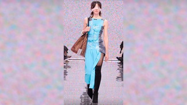Balenciaga kembali membuat aksesori yang aneh dan ajaib. Setelah serangkaian aksesori aneh-aneh, kini Balenciaga meluncurkan gelang unik.