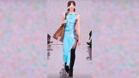Balenciaga Buat Gelang Selotip Transparan, Harga Rp68,7 Juta