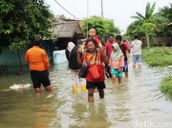 Nelangsa Warga Satu Desa di Karawang Puasa Ramadan di Tengah Banjir