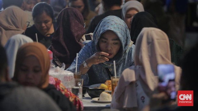 FOTO: Nikmatnya Berbuka Puasa di Sentra Kuliner Kramat