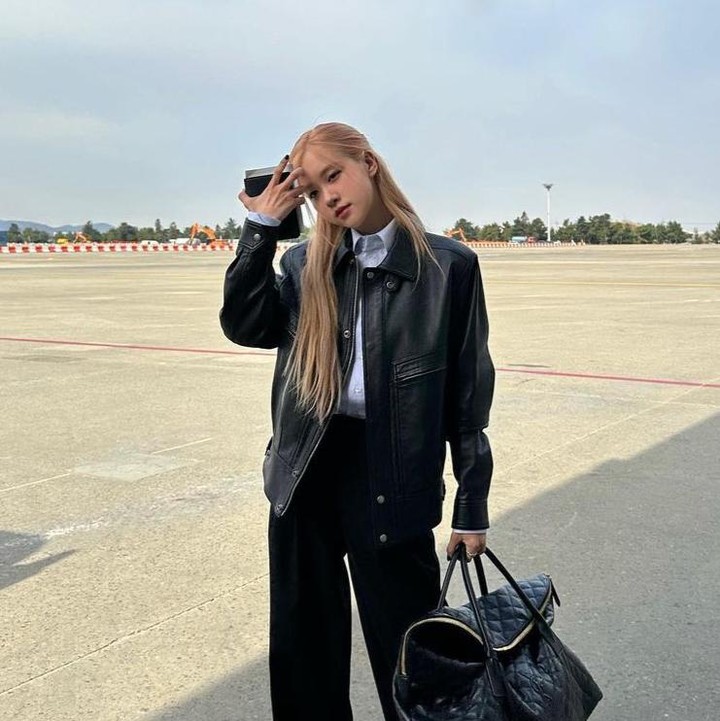 <p>Bernuansa serba gelap, gaya Rose BLACKPINK kali ini kelewat keren, dengan jaket kulit, celana wide-leg, dan large <em>tote bag</em> berwarna hitam. (Foto: Instagram @roses_are_rosie)</p>