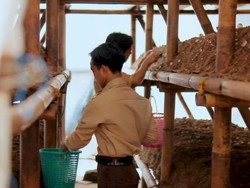 Ponpes Raudhatul Irfan Manfaatkan Limbah Aren Jadi Media Tanam Jamur Merang