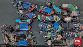 FOTO: Nelayan Melabuhkan Kapal di Tengah Cuaca Buruk