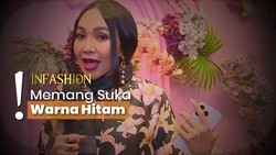 img-title Busana Dress Hitam dengan Motif Bunga, Dewi Gita Pancarkan Aura Fierce