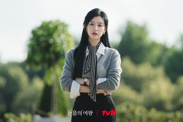 7 Gaya Memukau Kim Ji Won Anak Konglomerat di Queen of Tears