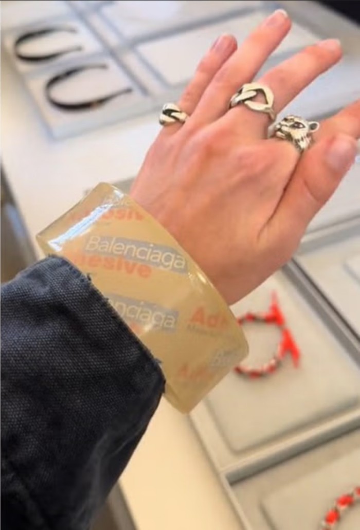 Gelang lakban Balenciaga.