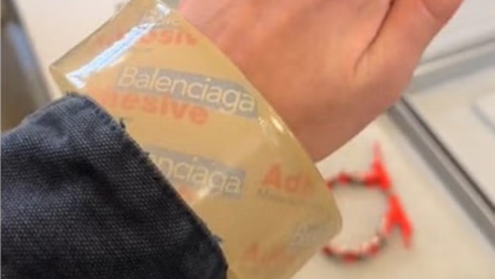 Gelang lakban Balenciaga.