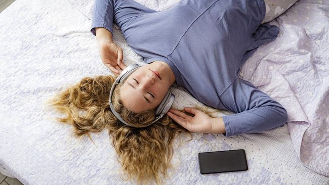Siapa yang sering tidur sambil memakai headphone atau earphone? Kalau kamu tipe yang suka seperti ini, maka jangan pernah lakukan lagi.