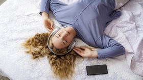 Tidur Pakai Headphone saat Tidur, Wanita China Kehilangan Pendengaran