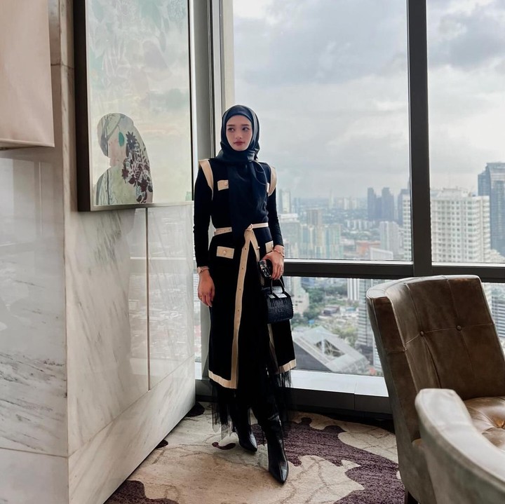 <p>Bunda yang menyukai busana serba hitam juga bisa mengenakan <em>outer</em> beraksen <em>slit</em> dengan <em>inner shirt</em>. Untuk bawahan, Inara memakai rok tutu dan <em>pointy shoes</em> yang terlihat <em>chic.</em> (Foto: Instagram @mommy_starla)</p>