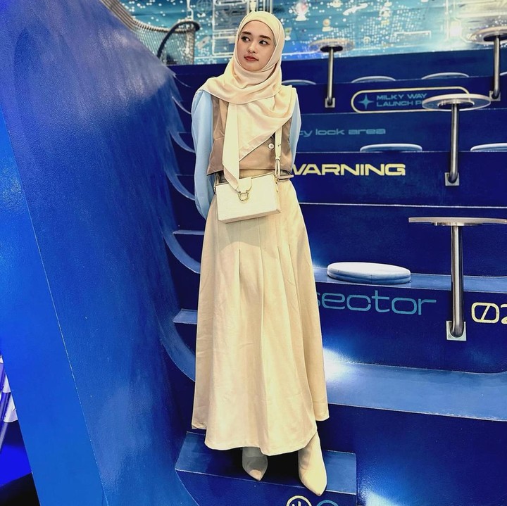 <p>Nuansa feminin diperlihatkan oleh Inara lewat padu padan kemeja, <em>vest,</em> serta<em> flare skirt.</em> Ia mengombinasikan warna <em>beige,</em> cokelat muda, serta biru langit yang lembut. (Foto: Instagram @mommy_starla)</p>