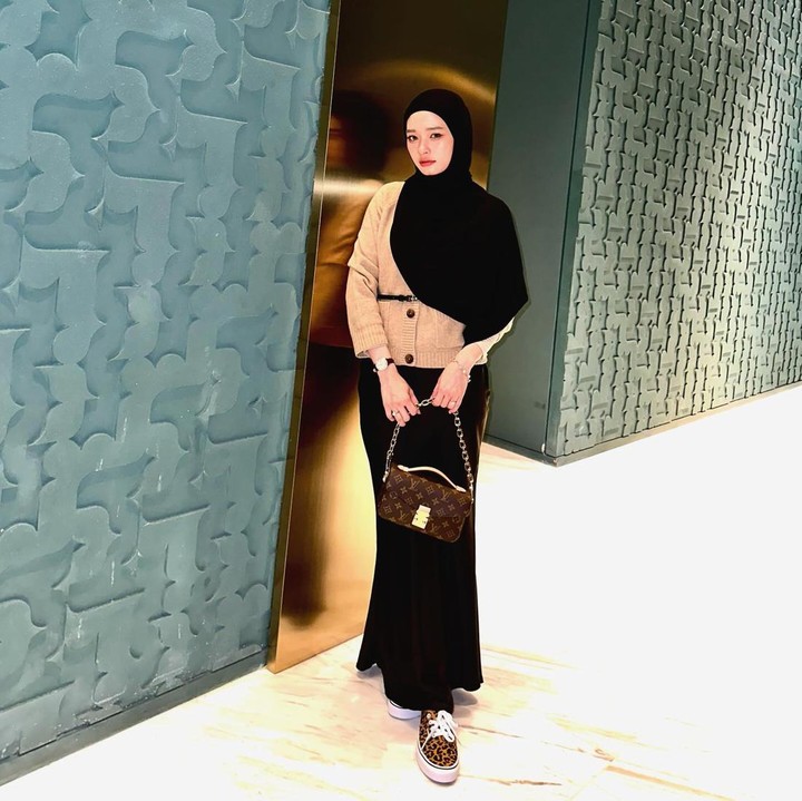 <p>Untuk gaya semi formal dengan sentuhan kasual, Bunda bisa tiru padu padan Inara yang satu ini. Ia memadukan kemeja dengan<em> pencil skirt.</em> Kemudian ada sepatu <em>sneakers</em> agar terlihat lebih kasual. (Foto: Instagram @mommy_starla)</p>