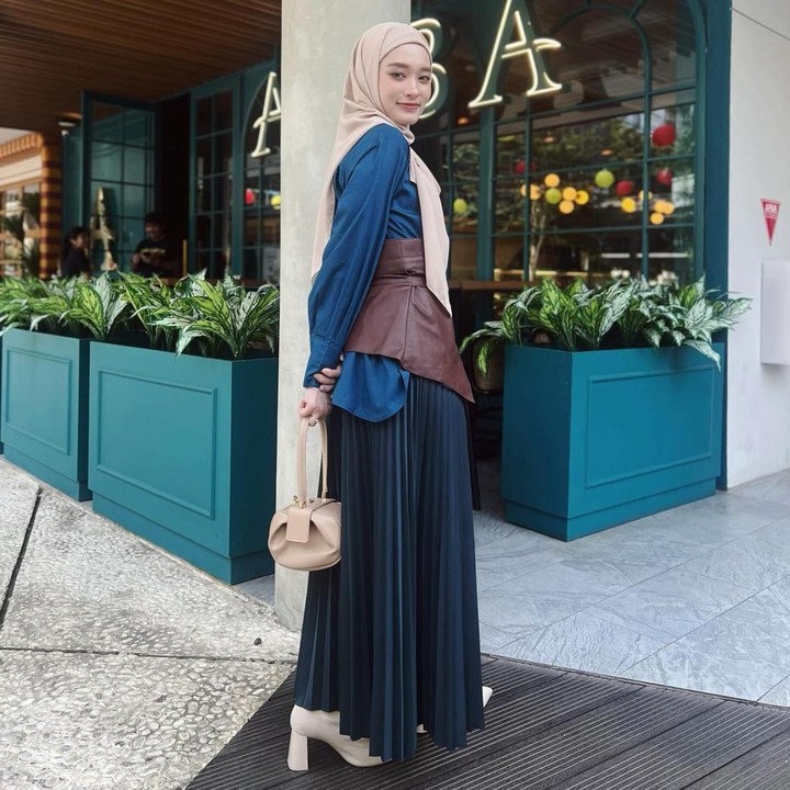 <p>Gaya modis Inara Rusli dengan hijab <em>scarf</em> instan mulai digemari para Muslimah belakangan ini. Selain praktis, jenis hijab ini membuat penampilan lebih modis. Hijab <em>scarf</em> instan dapat dipadukan dengan berbagai <em>outfit,</em> seperti Inara yang memakai <em>blouse</em> dan <em>pleated skirt.</em> (Foto: Instagram @mommy_starla)</p>