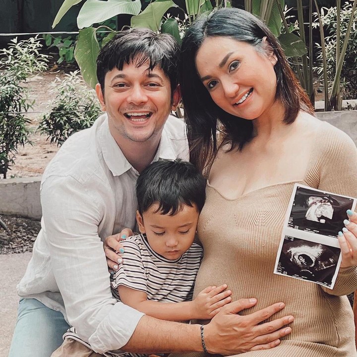 <p>Istri dari aktor Andrew Andika, Tengku Dewi Putri kini tengah berbahagia juga menyambut anak keduanya. Dalam foto yang ia unggah Januari lalu, ia mengumumkan kehamilannya itu dan berharap kesehatan dan kelancaran. (Foto: Instagram @tengkudewiputri_tdp)</p>