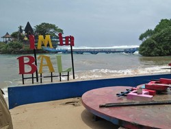 Jembatan Pura Pantai Balekambang Rusak Dihantam Gelombang Tinggi