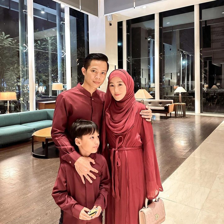 <p>Larissa Chou bersama suami serta anaknya sedang berbahagia menyambut anggota baru di keluarga. November lalu, selebgram satu ini mengumumkan kehamilan keduanya dengan penuh suka cita. (Foto: Instagram @larissachou)</p>