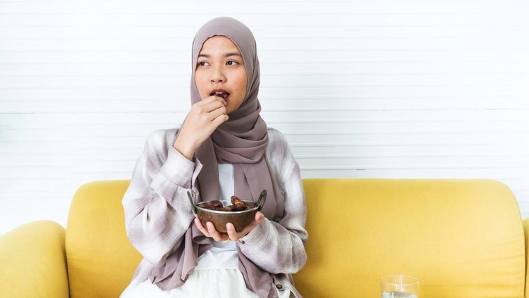 makan kurma