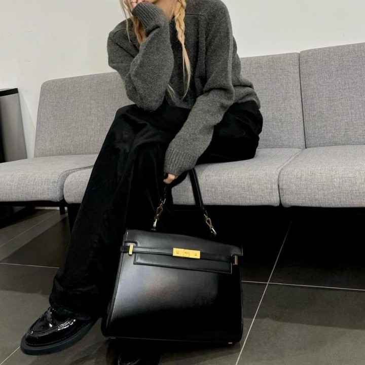 <p>Menjadi idol populer, Rose BLACKPINK tidak hanya tampil memukau di panggung, tetapi juga di kesehariannya, terlihat dengan gaya kasualnya yang stylish. (Foto: Instagram @roses_are_rosie)</p>