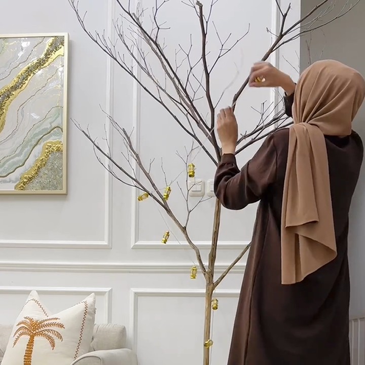 <p>Bahkan, Natalie sampai memasak pohon ranting dan menghiasinya dengan ornamen lampu bernuansa Idul Fitri. Niat sekali, ya? (Foto: Instagram @natalie_sarahs)</p>