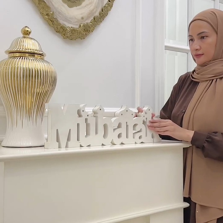 <p>Setelah membersihkan rumah, kini saatnya mendekorasi hunian agar tampak lebih estetik. Natalie sudah mempersiapkan sejumlah dekorasi cantik untuk menyambut bulan Ramadhan. (Foto: Instagram @natalie_sarahs)</p>