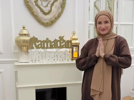 7 Potret Natalie Sarah Bersihkan dan Dekor Rumah Saat Ramadhan, Sempat Coba Trik Viral Ini