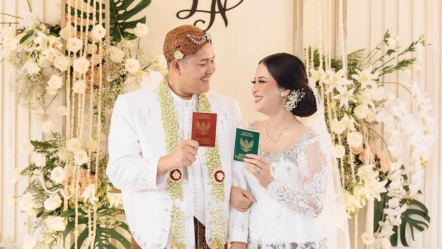 Nopek Novian dan Yulia Lorena