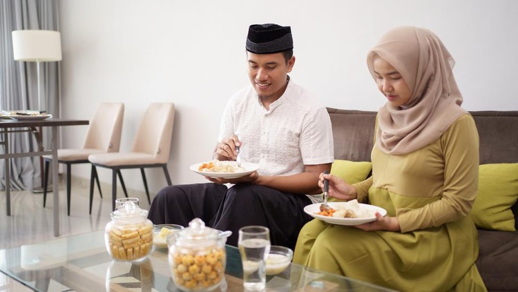 Pasangan Muslim Makan Pasangan Muslim Makan