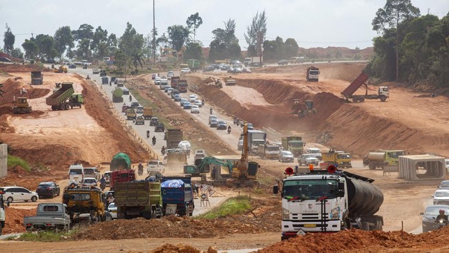 Sejumlah kendaraan melintasi proyek pengembangan jalan yang menghubungkan kawasan industri dan Kawasan Ekonomi Khusus (KEK) di Batam, Kepulauan Riau, Jumat (15/3/2024). Badan Pengusahaan (BP) Batam terus mengerjakan sejumlah proyek peningkatan infras