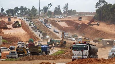 Sejumlah kendaraan melintasi proyek pengembangan jalan yang menghubungkan kawasan industri dan Kawasan Ekonomi Khusus (KEK) di Batam, Kepulauan Riau, Jumat (15/3/2024). Badan Pengusahaan (BP) Batam te