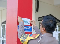 Polres Malang Ajak Warga Berkendara Aman, Pasang Stiker di Pasar-Terminal