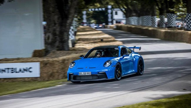 Berdasarkan keterangan Polsek Teluk Naga dari manajer showroom Porsche, kerugian akibat insiden Xpander mencapai Rp5,7 miliar.